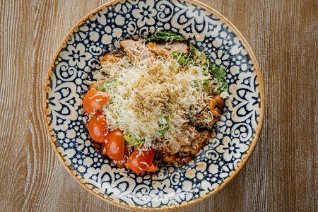 Салат с подкопченным сулугуни и цыпленком гриль