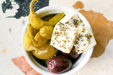 Оливки с фетой и перцами