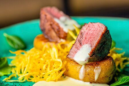 Говядина с картофелем пай и соусом дорблю