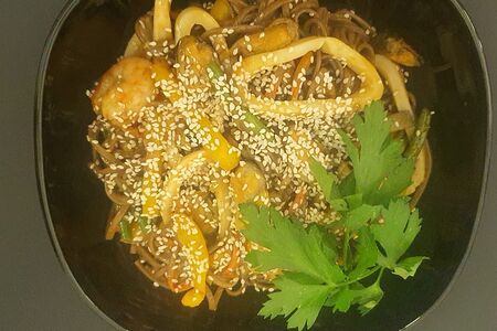 Вок с морепродуктами