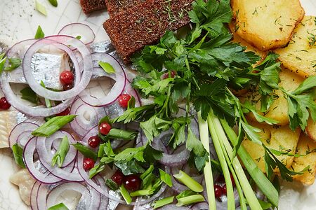 Сельдь слабой соли с картошечкой и луком