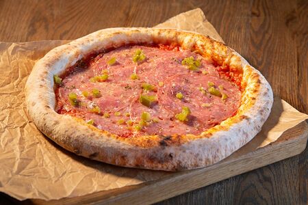 Пицца с салями и халапеньо