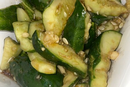 Битый огурец с чесноком и соевым соусом