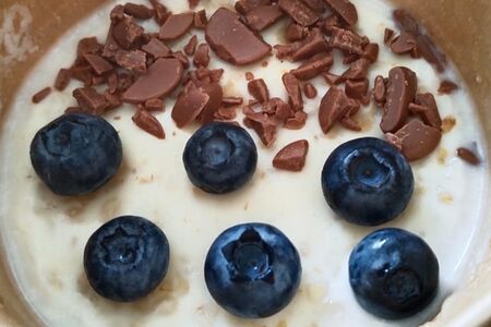 Овсянка с голубикой и шоколадной стружкой