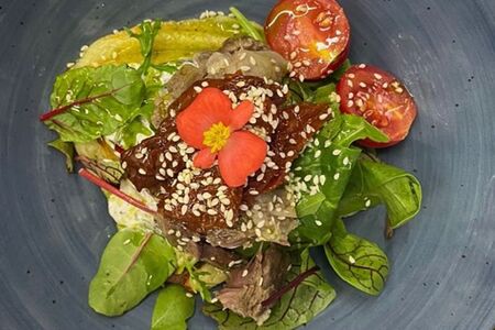 Небрускетта с говядиной, вялеными томатами и соусом цывдзы цахтон