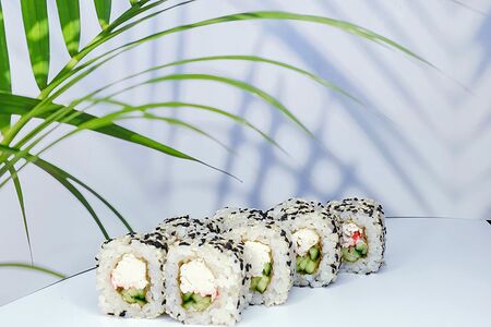 Калифорния с крабом в кунжуте