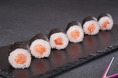 Мини-ролл с лососем