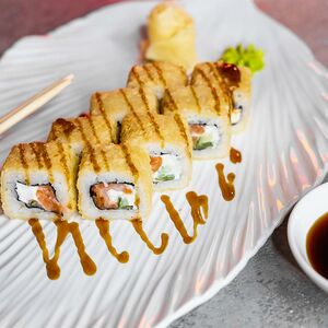 Ролл с лососем в темпуре