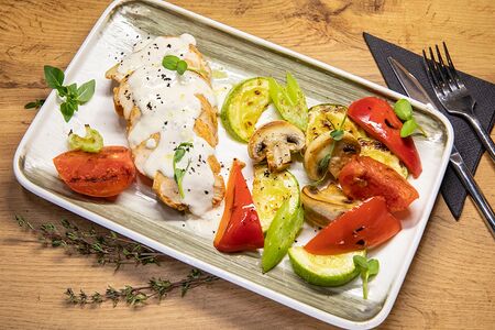 Куриная грудка с запеченными овощами