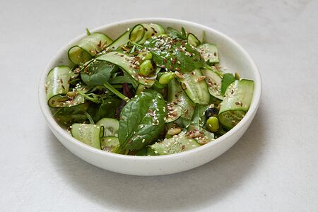 Зеленый салат с авокадо и цукини