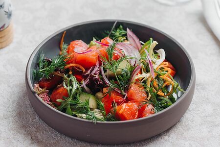 Салат из свежих овощей с травами