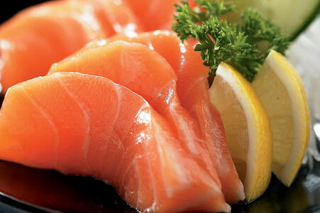 Лосось слабосоленый с зеленым салатом