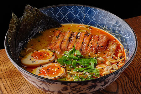 Карри-рамен с катцу из цыпленка, кокосовым молоком и арахисом