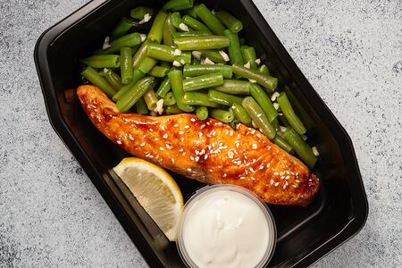 Мисо-лосось с зеленой фасолью под соусом терияки