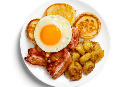 Оладьи с яйцом, беконом и карамелизированным бананом