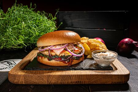 Бургер Брусничный BBQ