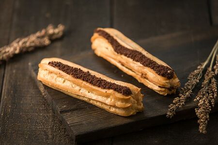 Эклер с шоколадным кремом