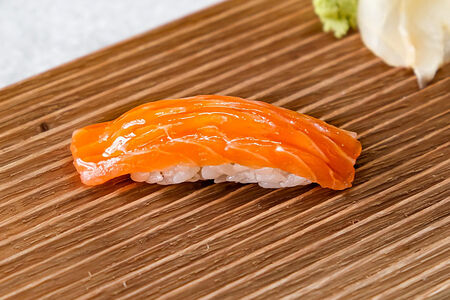 Суши с лососем