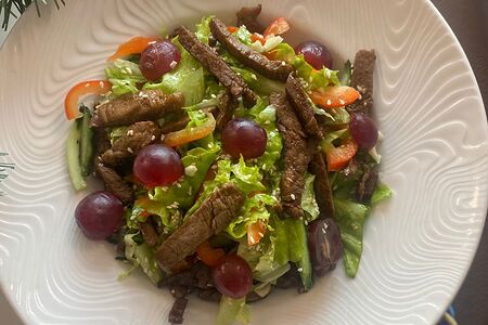 Салат с говядиной и кунжутной заправкой