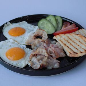 Глазунья с беконом