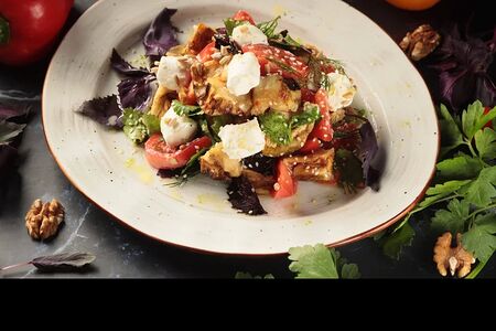 Салат с хрустящими баклажанами и с сыром