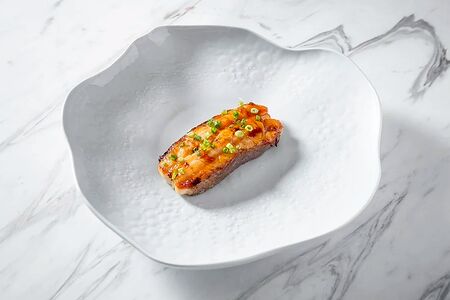 Стейк из палтуса с зеленым луком