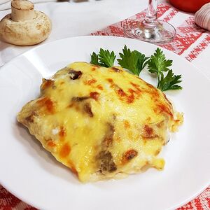 Свініна, запечаная з грыбамі