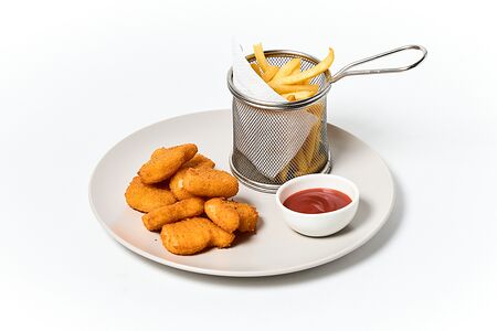 Куриные наггетсы с картофелем фри