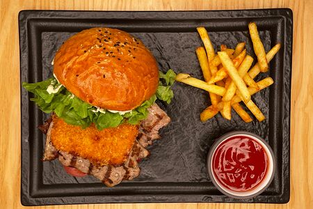 Cвинoй с жареным сыром