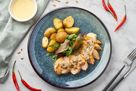 Куриное филе с молодым картофелем на грибном соусе