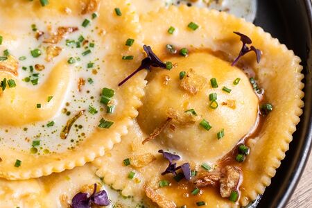 Равиоли с кроликом и грибами в трюфельном соусе