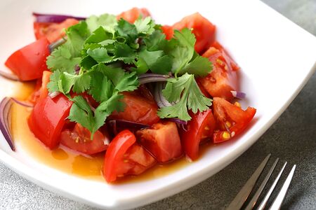 Салат с томатами и красным луком