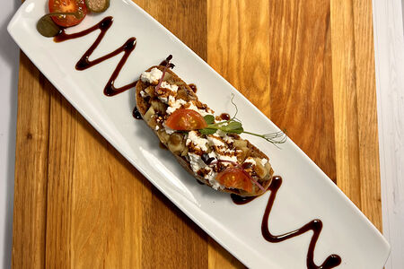 Брускетта с запечённым баклажаном и сыром