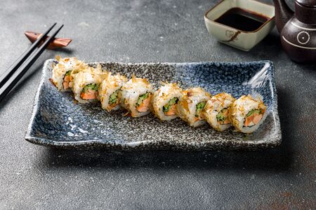 Ролл с жареным лососем