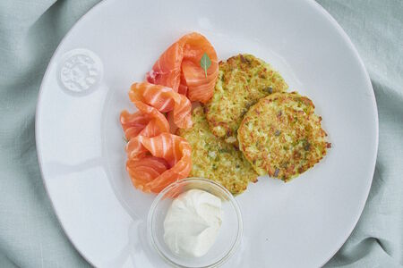 Оладьи из цветной капусты с маринованным лососем