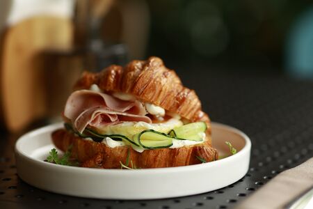 Круассан с северной креветкой или лососем