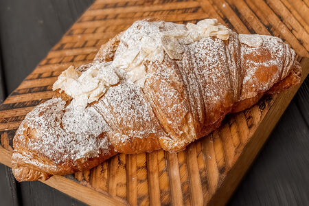 Круассан с миндалем