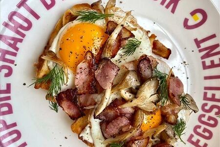 Вафли с грибами и соусом блю-чиз