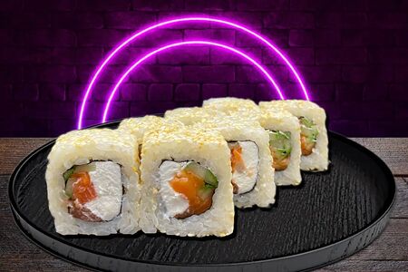 Ролл Филадельфия в кунжуте