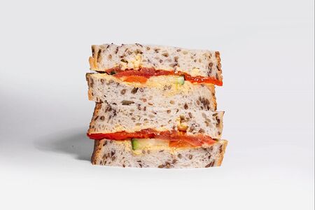 Сэндвич с хумусом и овощами