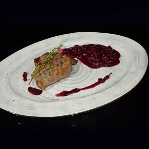 Свинина в брусничном соусе