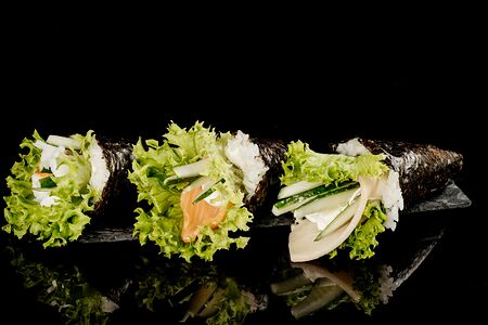 Те-маки с креветкой с лососем, с эсколаром