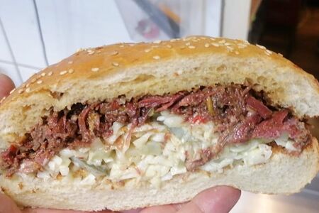 Большой бутерброд с рваной свининой