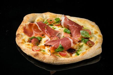 Пицца парма, луковый конфи, винoград 22 см