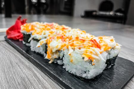 Ролл с крабом, запечённый на гриле