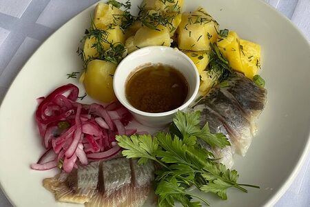 Сельдь с картофелем и соусом Тартар