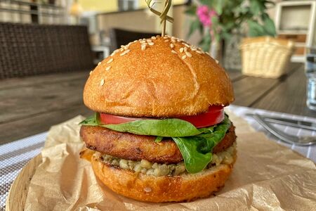 Веганский бургер с баклажаном, фалафелем и острым соусом