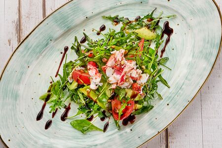 Салат руккола с крабом и томатами