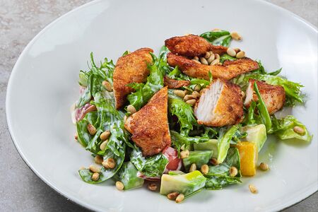 Салат с цыпленком, пряной грушей и авокадо