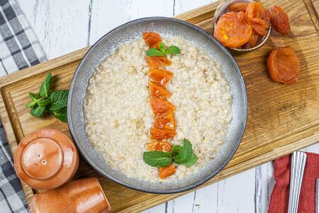 Каша овсяная с курагой